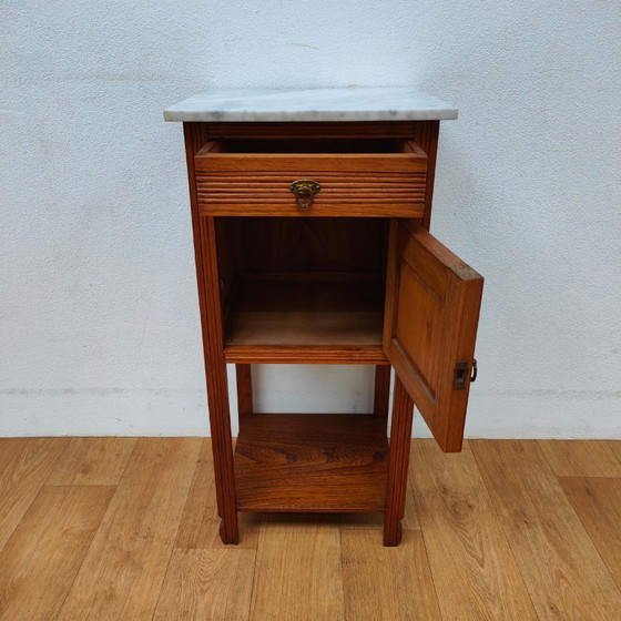 Image 1 of Table de chevet ancienne vintage avec plateau en marbre