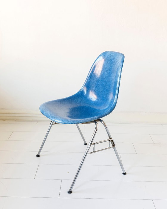 Image 1 of vintage Eames stoel