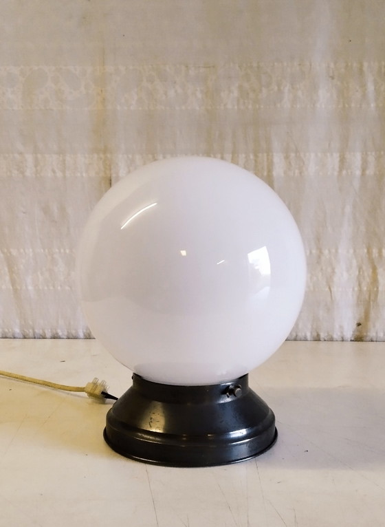 Image 1 of Plafond- of wandlamp met bolvormige opaalglazen kap, diameter: 20 cm - begin 20e eeuw