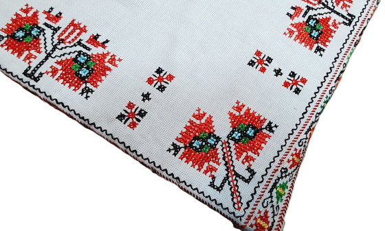 Image 1 of Nappe carrée vintage brodée à la main 63 x 63 cm