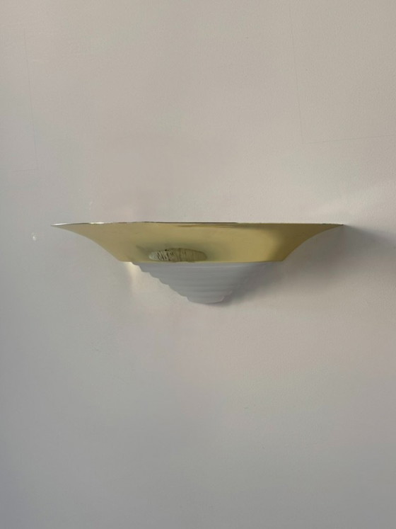 Een paar vintage wandlampen van gegoten glas en messing, Frankrijk, 1970. (photo 5 of 6)