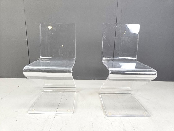 Paire de chaises en plexiglas à motif zigzag, années 1970 – Chaises de salle à manger (photo 7 of 9)