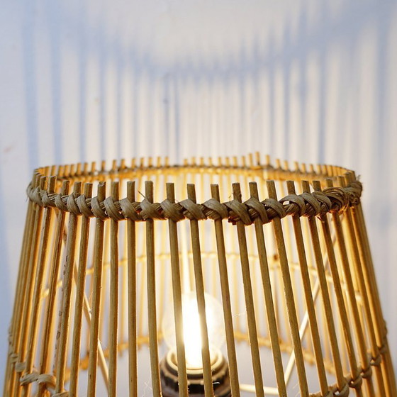 Image 1 of Lampada da tavolo in legno a forma di birillo con paralume in bambù, anni '60