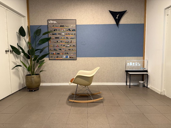 Vitra | Eames | RAR | Cognac + fibra di vetro pergamena | 2 pezzi – Sedie a dondolo, Pelle, Legno (photo 3 of 12)