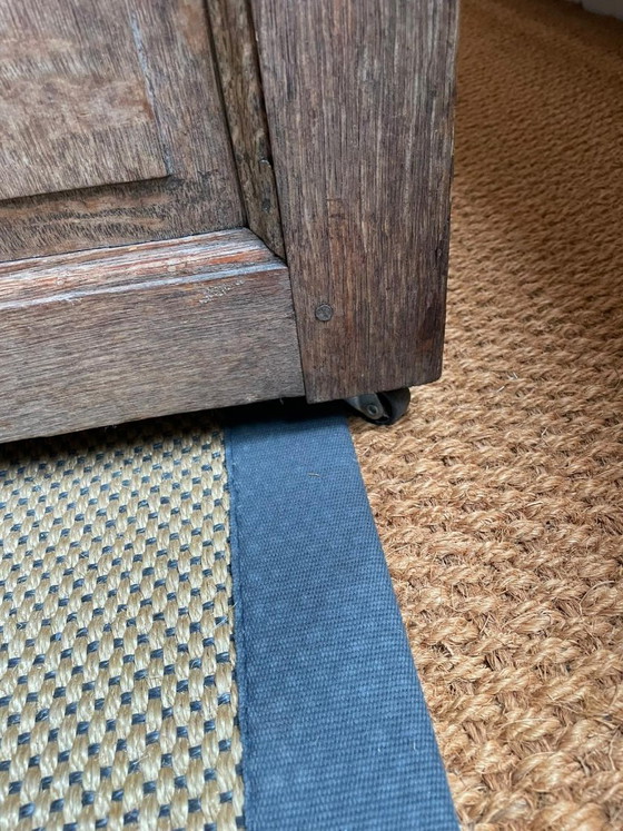 Image 1 of Banc d'église ancien avec sculptures sur bois et espace de rangement