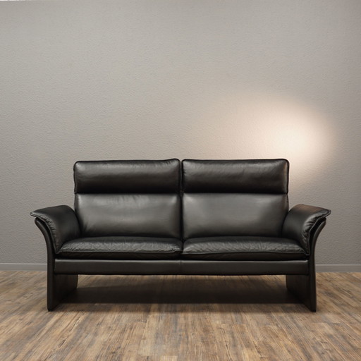 DREIPUNKT Scala | negro | Sofá de cuero de 2,5 plazas, clásico y elegante