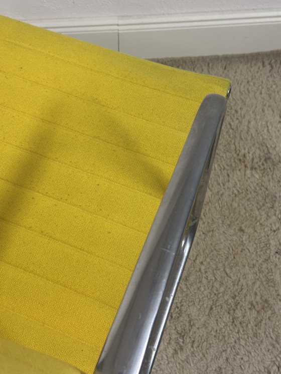 Image 1 of Silla de aluminio Vitra EA 107 amarilla