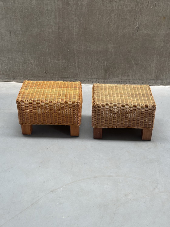 Image 1 of Set di 2 poggiapiedi/tavolini vintage in rattan