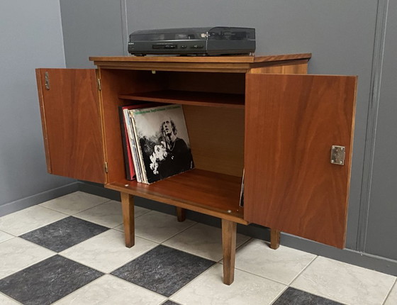 Image 1 of La parte superiore del giradischi/mobile audio può ruotare negli anni '60