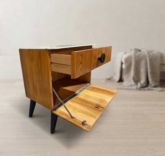 Volledig gerestaureerd nachtkastje van Jindřich Halabala voor UP Závody, Mid-Century Modern, jaren 50, (photo 8 of 16)