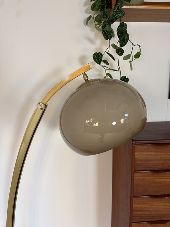 Image 1 of Lampada ad arco in ottone vintage, Harvey Guzzini anni '80