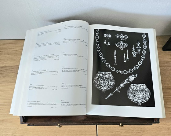 Catálogo de joyería Christie's antiguo, libro de mesa de centro – Objetos decorativos, Paper (photo 8 of 9)