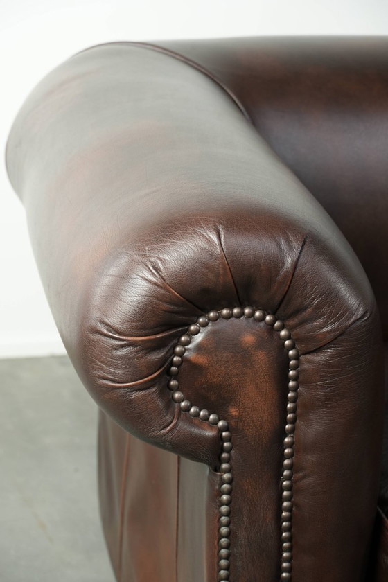 Lussuoso divano Chesterfield in morbida pelle bovina marrone, dal look inglese senza tempo. – Divani 2 posti (photo 11 of 16)