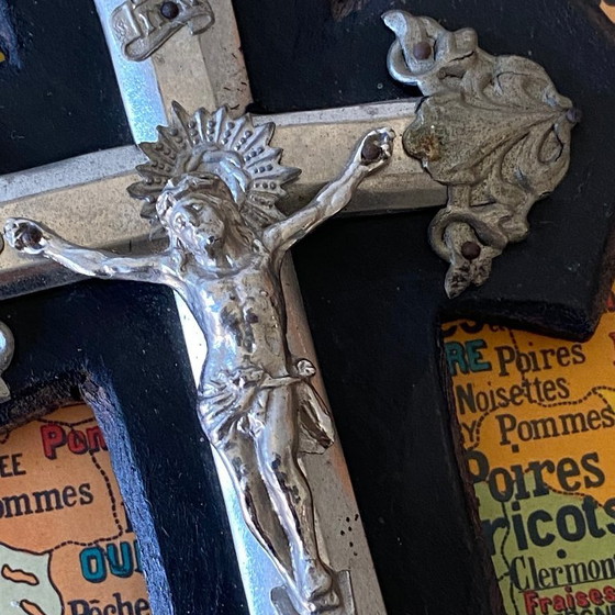 Image 1 of Crocifisso d'epoca sospeso in legno annerito e metallo, acquasantiera a forma di Cristo, antico decoro religioso