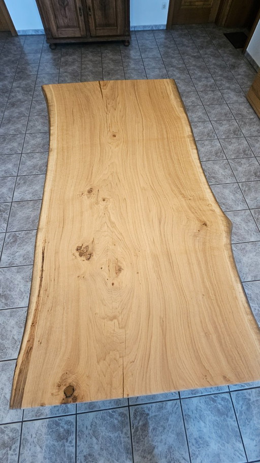 Unieke massief eikenhouten eettafel – 6,5 cm dikke, uit één stuk vervaardigde plaat – handgemaakt ontwerp