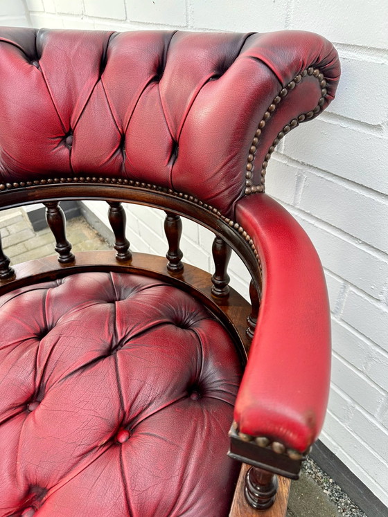 Poltrona da Capitano Chesterfield Inglese Vintage Sedia da Ufficio Mogano, Sedie da ufficio, Pelle, Rosso (foto 9 di 15)