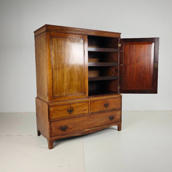 Image 1 of Armoire à linge anglaise en acajou du début du XIXe siècle, vers 1820-1840.