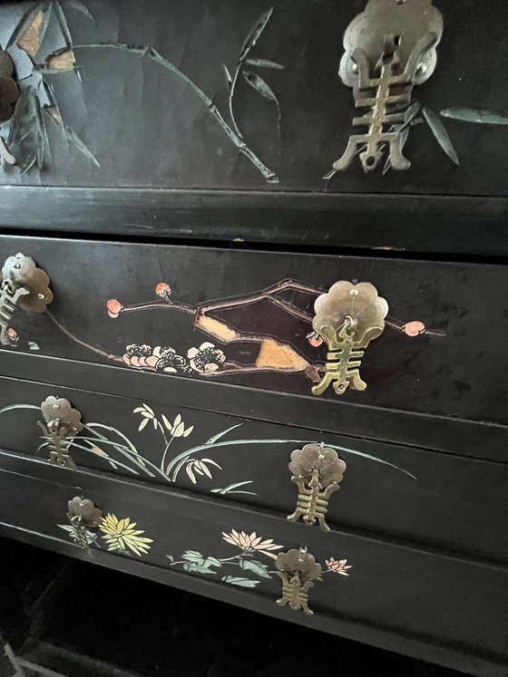 Image 1 of Mobile portaposate Chinoiserie vintage con bassorilievi in ​​pietra saponaria intagliati a mano.
