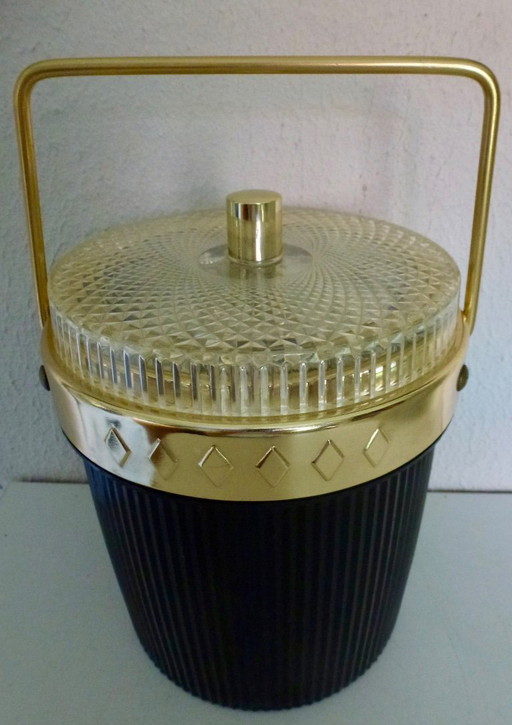 Seau à glace noir vintage avec détails dorés et couvercle en plastique transparent.