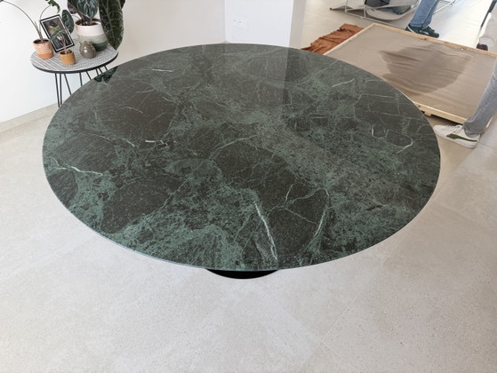 Originele Alpe Verdi Knoll Tulip Eettafel 137 Rond Nieuwstaat!! Eero Saarinen Wit/Zwarte Poot – Marble (photo 9 of 15)