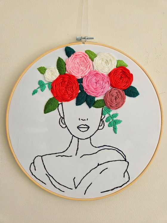 Image 1 of Ricamo fatto a mano da parete – Silhouette di donna con capelli floreali 3D – 30 cm