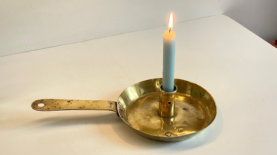 Image 1 of Antiker, niedriger Kerzenleuchter aus massivem Messing