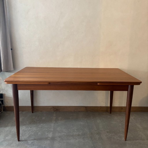 Extendable teak table