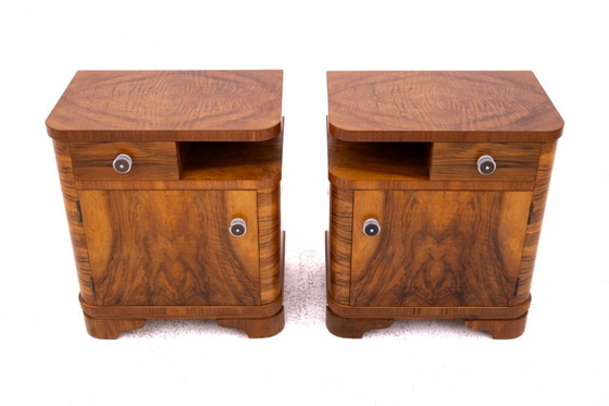 Image 1 of Juego de mesillas de noche de nogal, Polonia, primera mitad del siglo XX.