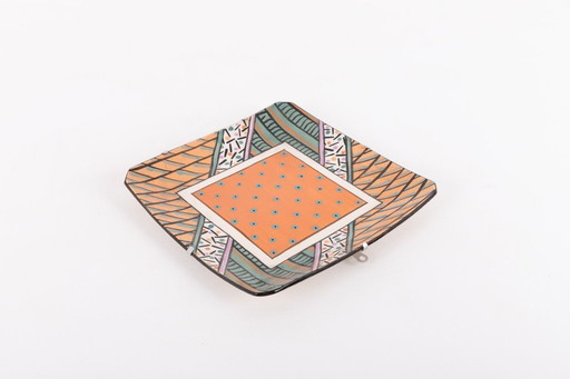 Assiette en porcelaine postmoderne de Dorothy Hafner