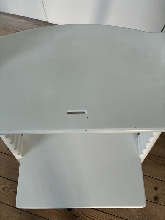 Image 1 of Stokke Tripp Trapp design houten kinderstoel meegroeistoel originele kleur wit 1e eigenaar met glijders