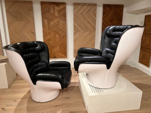 2 original Elda Chairs, swivel armchairs in black leather and white plastic by Joe Colombo in very good condition.