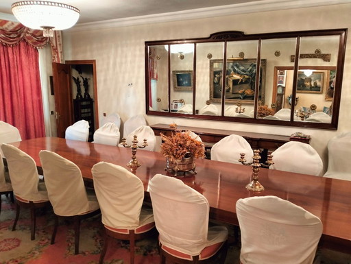 Eetkamertafel van Caoba, uniek uit één stuk, 6x1,2x1 meter, met 20 houten stoelen in Petit Point.