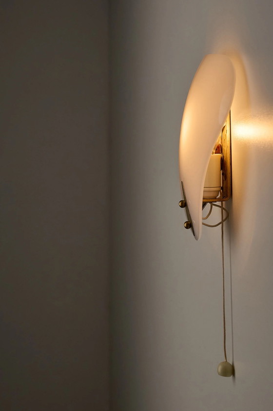 Driehoekige wandlampen van acryl en messing, Wit, Vintage (foto 4 van 9)
