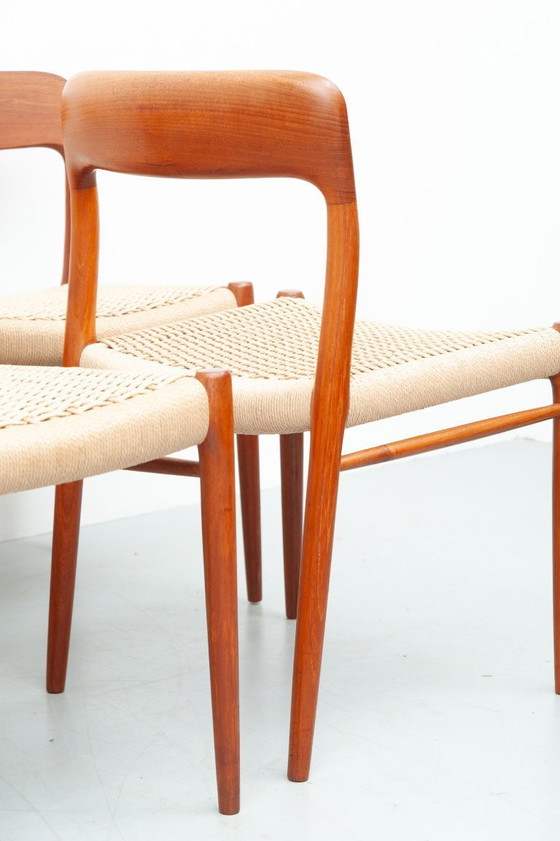 Image 1 of 8 sedie da pranzo modello 75 in teak di Niels Otto Møller per J. L. Møller Møbelfabrik (anni '50)