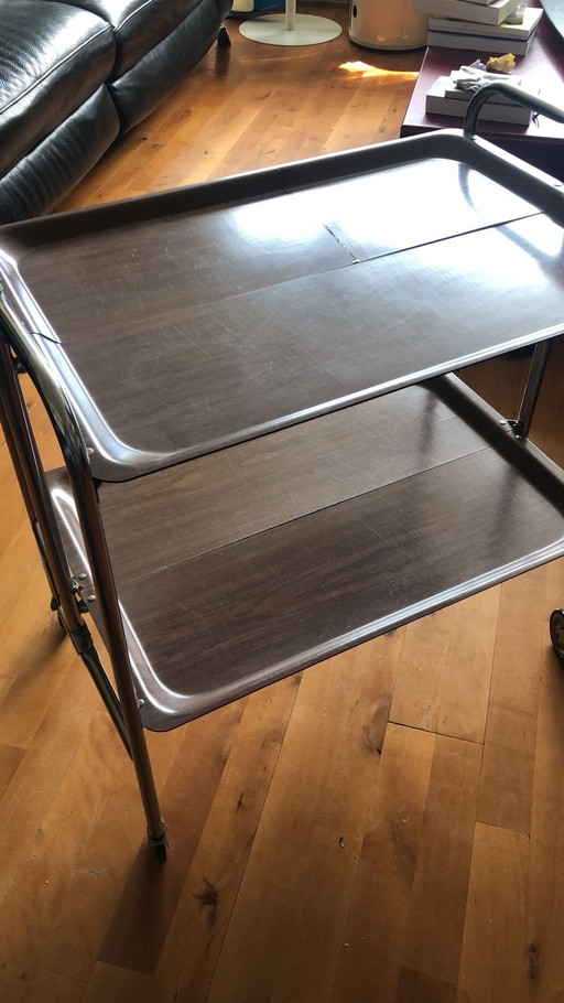 Chariot de service vintage sur roues 