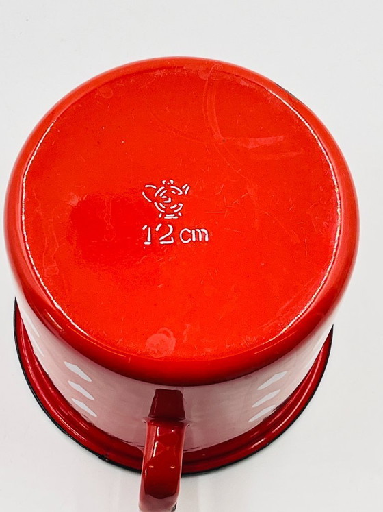 Image 1 of Jarra antigua esmaltada en rojo con corazones de tamaño gradual.