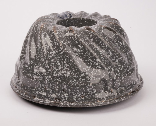 Vintage Guglhupf mold enamel