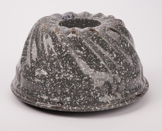 Image 1 of Vintage Guglhupf mold enamel