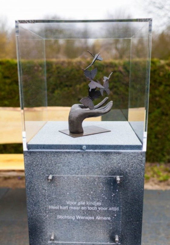 Image 1 of Seis mariposas en una estatua de bronce hecha a mano