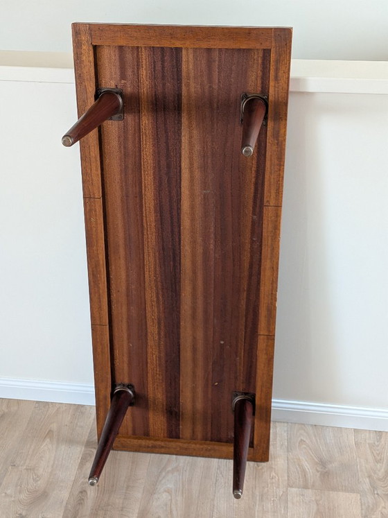 Table basse en teck de style moderne du milieu du siècle avec incrustation de mosaïque (attribuée à Wébé) (photo 12 of 13)