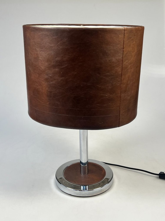 Image 1 of Lampe de table/lampe de chevet vintage, pied chromé et abat-jour en cuir. Années 1970