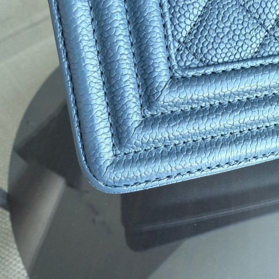 Image 1 of Chanel Boy New Medium - Caviar 28CM Piel de becerro granulada acolchada Azul Herrajes dorados Serie 23