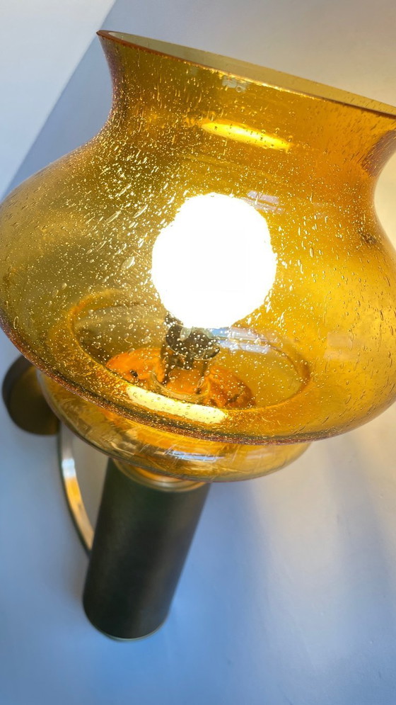 Image 1 of Aplique de pared de los años 70 en latón cepillado y vidrio soplado.