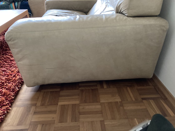 Image 1 of 2 andere Sede-banken zijn abzugeben, eins hat einen Riss auf der Sitzfläche