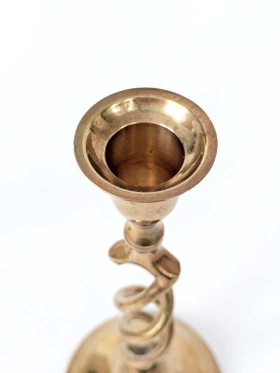 Image 1 of Set van 3 vintage messing kandelaars uit het midden van de 20e eeuw, verschillend van vorm met gedraaide en torsade-details.