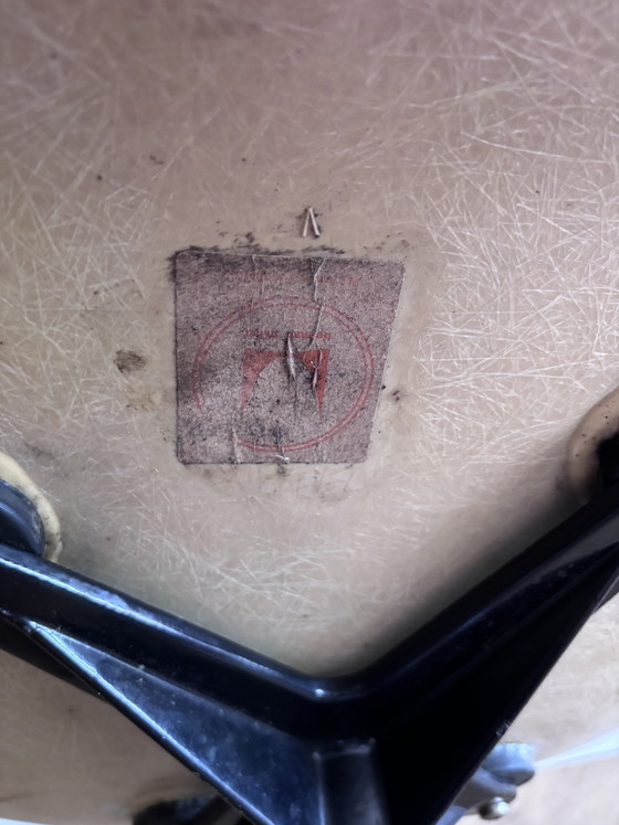 Image 1 of prachtige vintage Eames Fiberglass Armchair van Herman Miller, ontworpen door het iconische ontwerpersduo Charles en Ray Eames