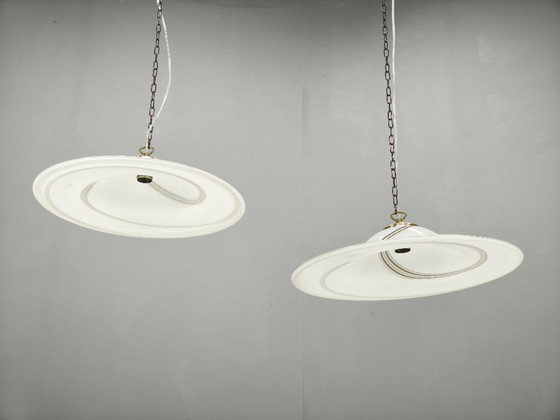 Paar Italiaanse Murano opaalglas en messing hanglampen uit de jaren 70 – Kroonluchters (photo 13 of 15)