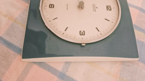 Image 1 of MUSEUMSTAAT: Werkende Junghans ATO-MAT Wandklok – Petrol Keramiek – Jaren '60