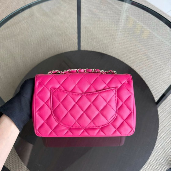 Image 1 of Borsa Chanel Chic Flap Small - 23 cm in pelle di agnello trapuntata rosa acceso con finiture dorate, serie 22