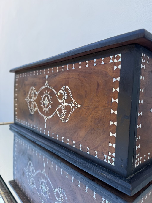 Antico baule orientale con intarsi in madreperla